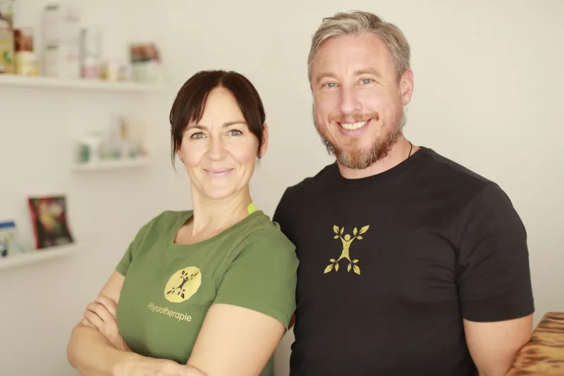 Maria und Andreas Klaus, die Inhaber der Physiotherapiepraxis Pravilo Klaus, Seite an Seite in ihrer Praxis