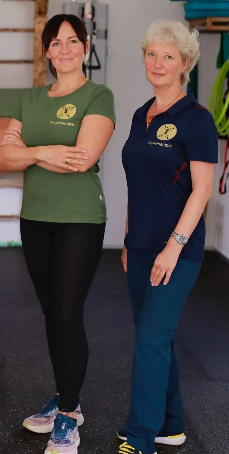 Maria Klaus und Lena Schmunk im Trainingsraum der Praxis