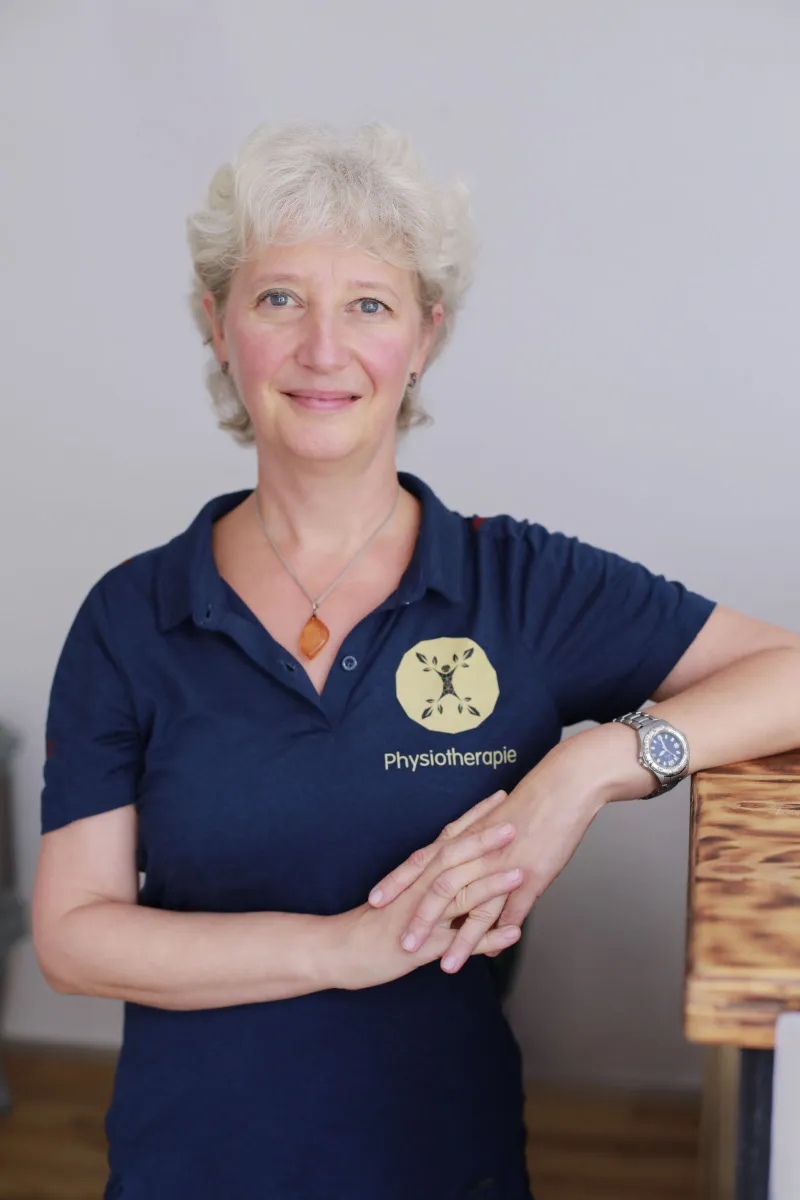 Porträt von Lena Schmunk im dunkelblauen Praxis-Polo