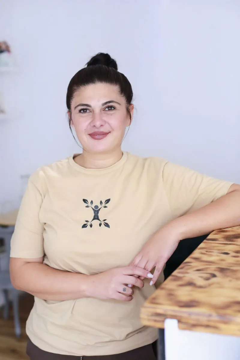 Porträt von Yilsen Tekin im beigen Praxis-Shirt